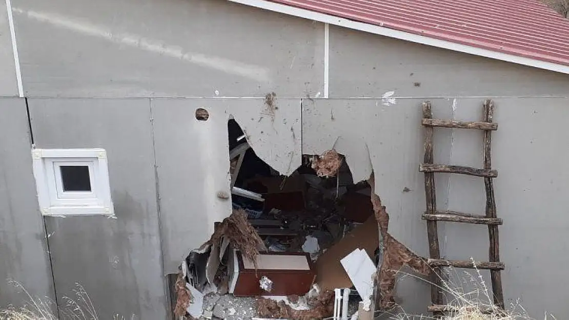 Dağdan kopan devasa kaya evi deldi, içeri girdi