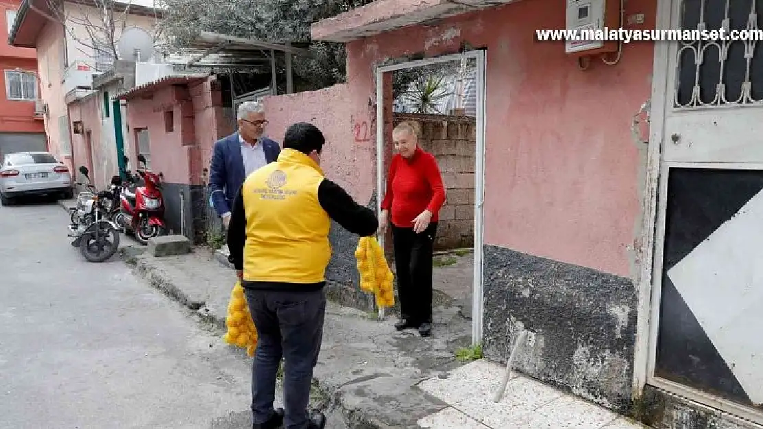 Dalında kalan limon vatandaşa dağıtılıyor