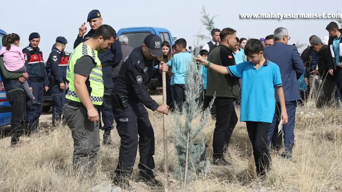 Darende'de Cumhuriyet'in 100. yılı dolayısıyla 100 fidan toprakla buluşturuldu