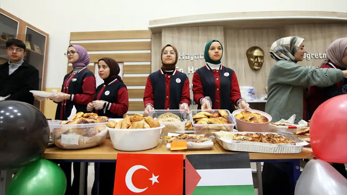 Darende'de imam hatip öğrencileri Gazze yararına kermes düzenledi