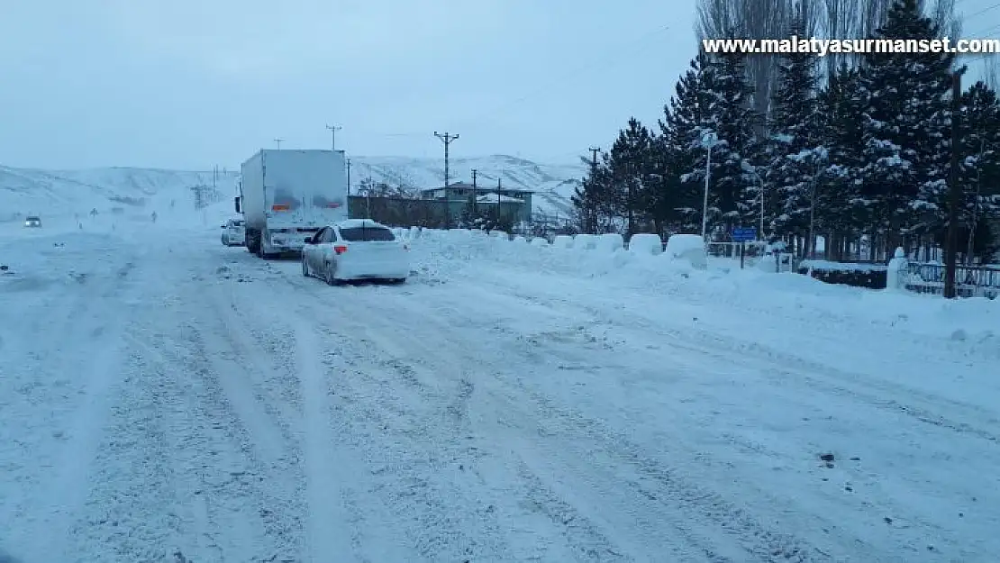 Darende-Kayseri karayolu ulaşıma kapandı