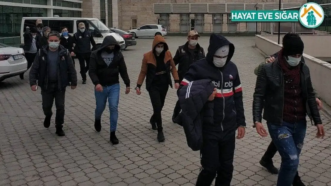 DEAŞ'dan gözaltına alınan 14 kişi adliyeye sevk edilerek gözaltı süreleri uzatıldı