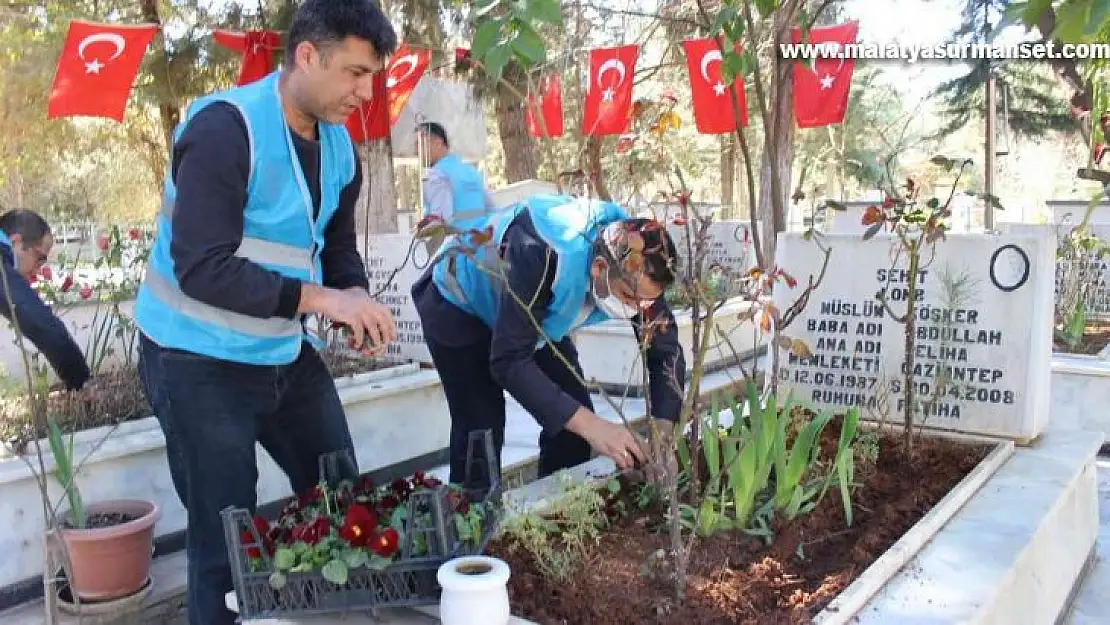 Denetimi Serbestlik Müdürlüğü personeli şehitlikte temizlik yaptı