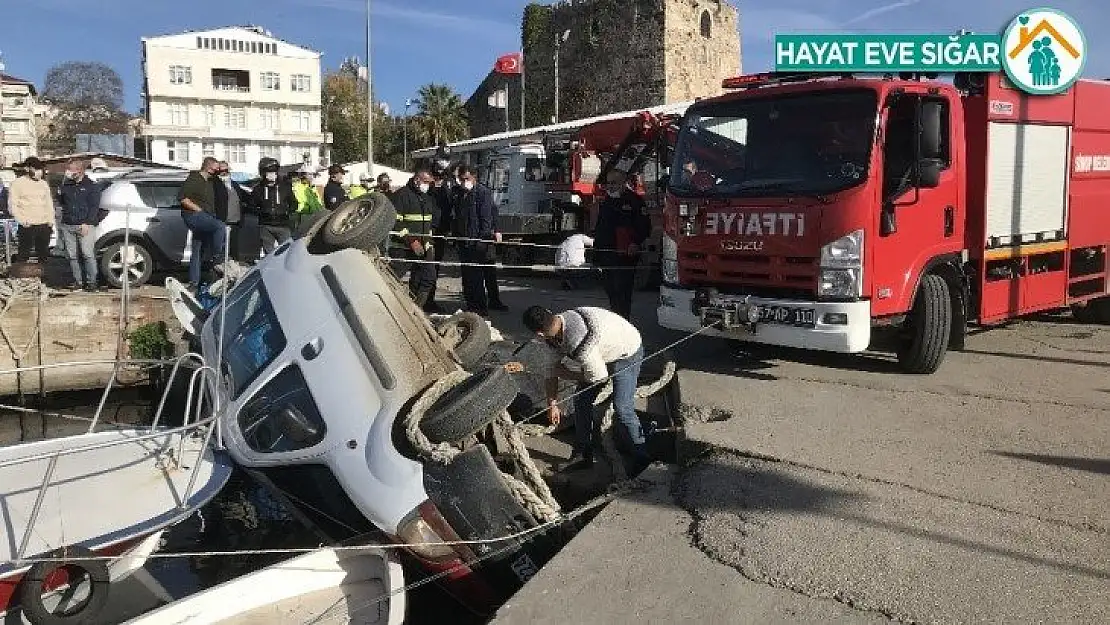 Denize düşmekten son anda kurtuldu