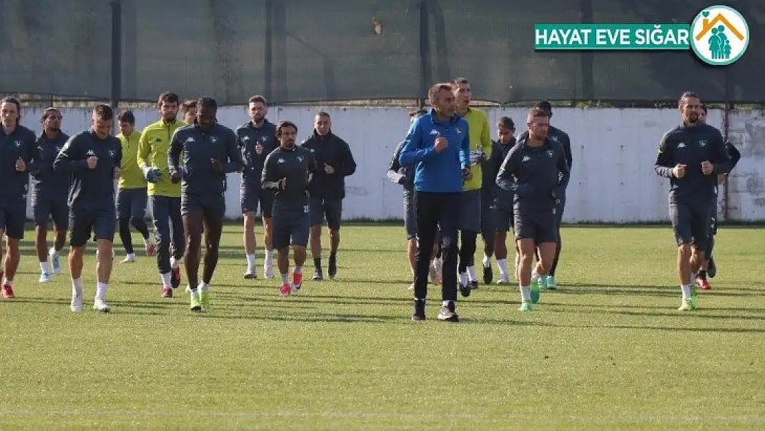 Denizlispor'da 3 oyuncu takımdan ayrı çalıştı