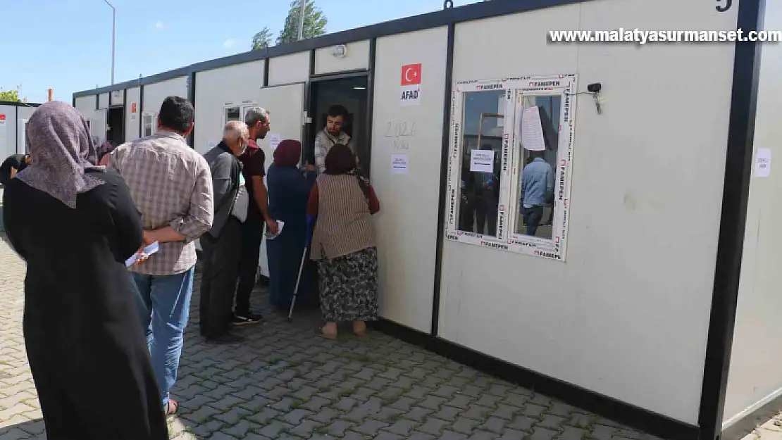 Deprem bölgesi Malatya'da vatandaşlar oy kullanmaya devam ediyor