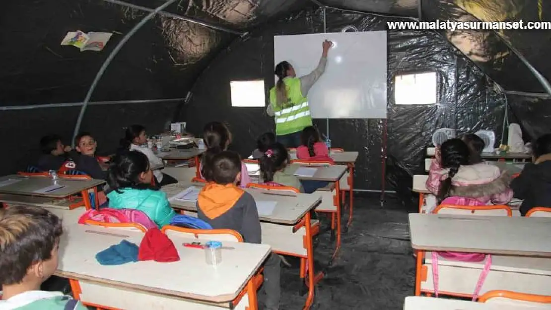 Deprem bölgesinde eğitim çadırda başladı