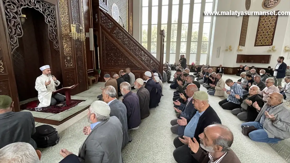 Deprem bölgesinde, Gazze'de hayatını kaybedenler için gıyabi cenaze namazı kılındı