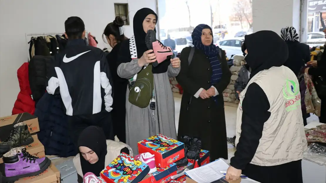 Deprem bölgesindeki yetim çocuklara giysi yardımı