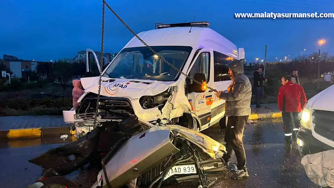 Deprem bölgesine giden AFAD aracı kaza yaptı: 1 ölü, 9 yaralı