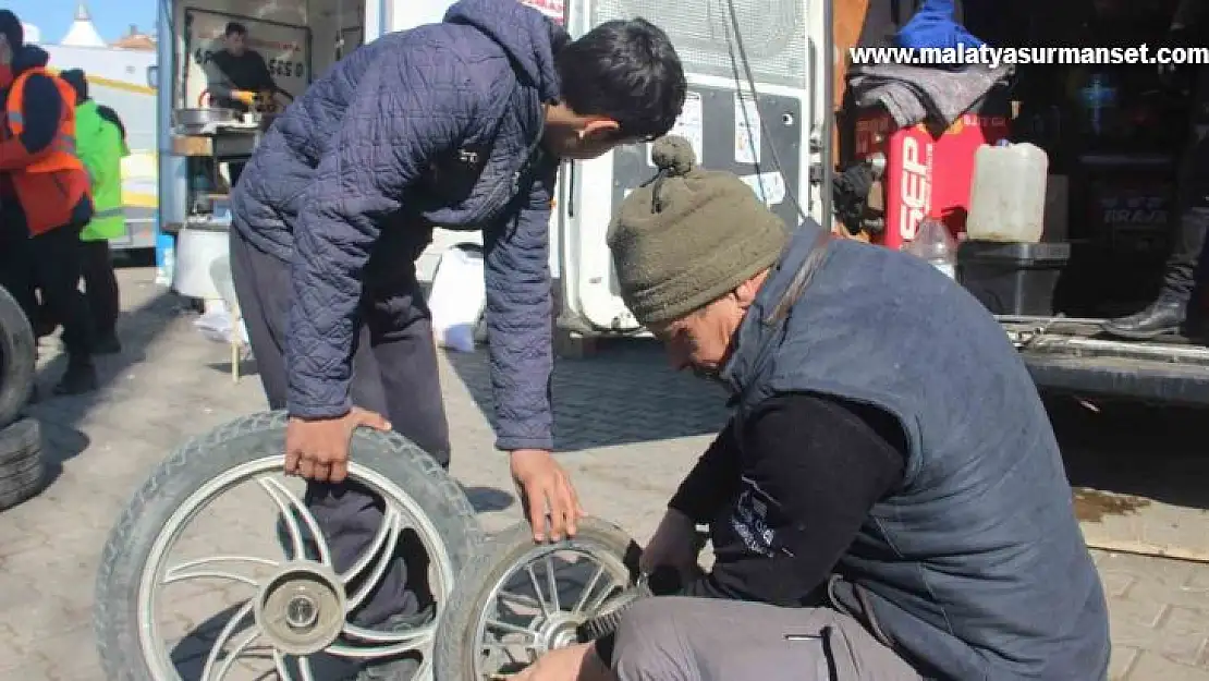 Deprem bölgesine giden lastik tamircileri kimseyi yolda bırakmıyor