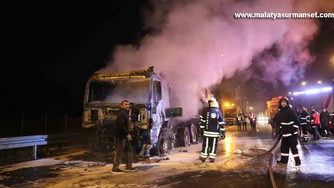 Deprem bölgesine iş makinası taşıyan tır alevlere teslim oldu