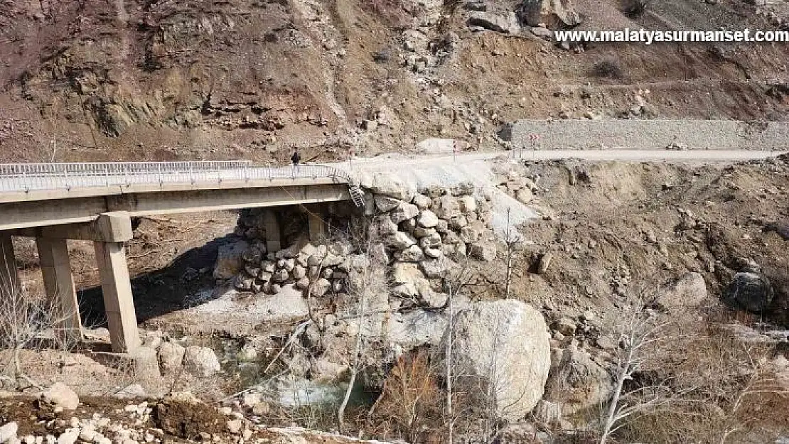 Deprem dağdan kopan dev kayaları yollara taşıdı