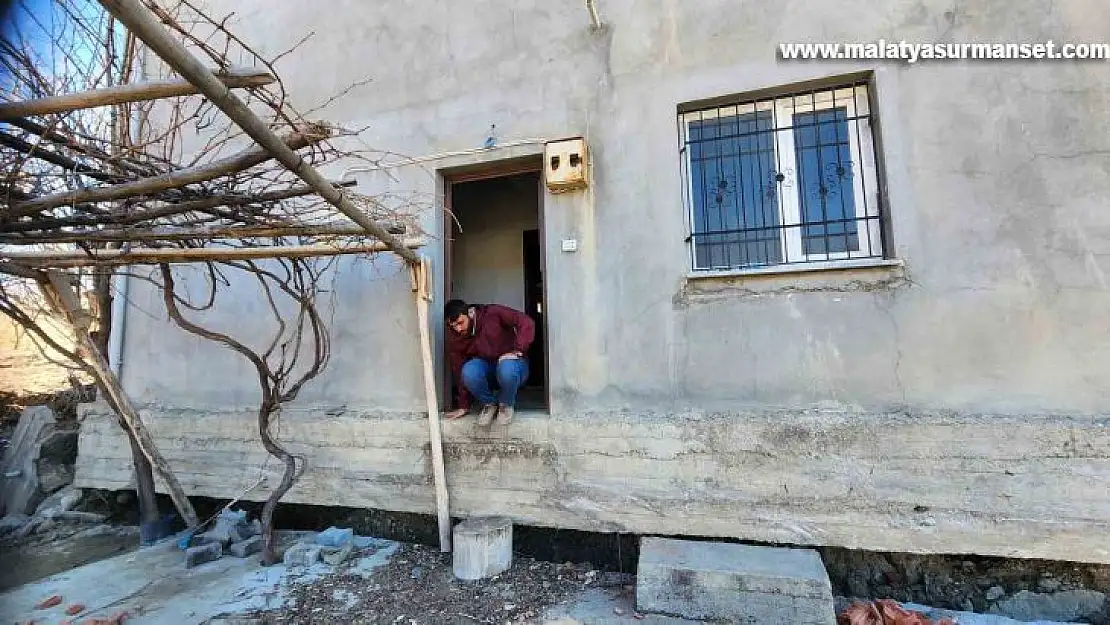 Deprem evi yıkmadı ama 30 santim kaldırıp, 2 metre ileriye taşıdı