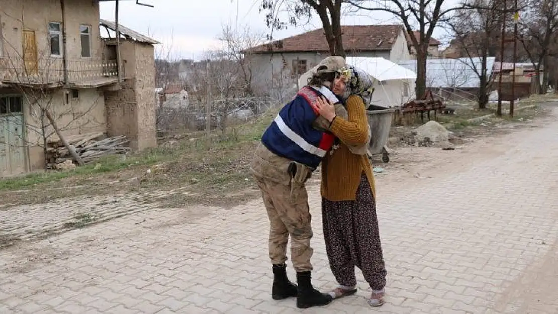 Deprem sonrası halk jandarmayı bağrına bastı