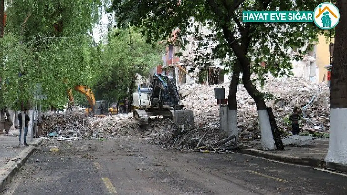 Depremde ağır hasar gören bina kontrollü yıkılıyor
