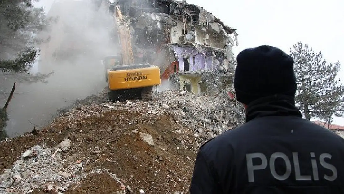 Depremde ağır hasar gören Sivrice İlçe Emniyet Müdürlüğü binası yıkılıyor