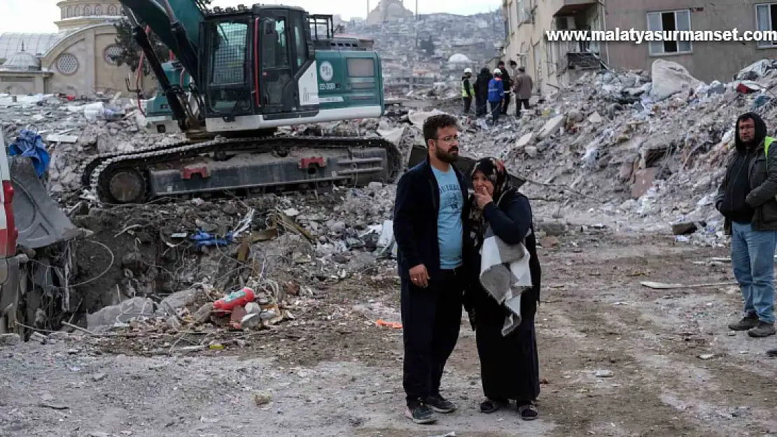 Depremde değil enkaz başında öldü