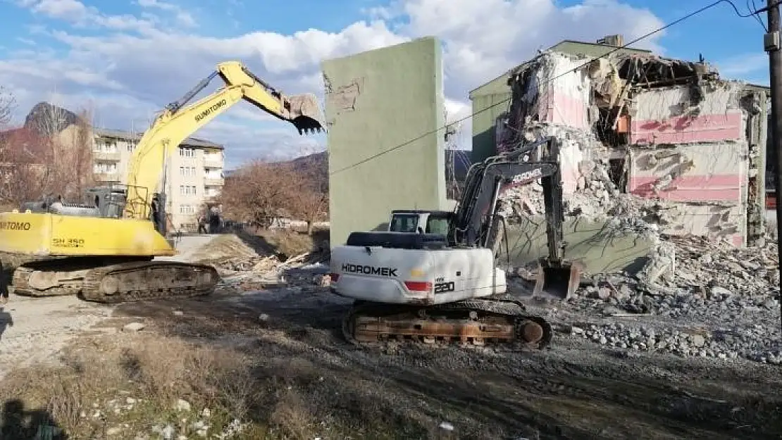 Depremde hasar alan 2 okulun daha yıkımına başlandı