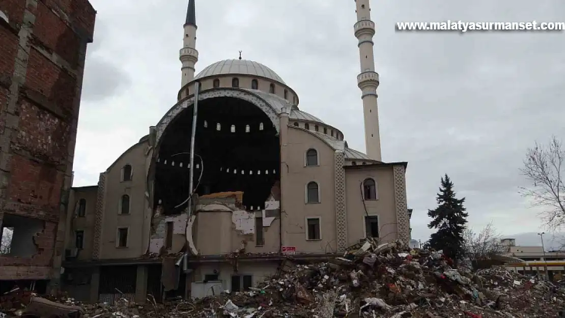 Depremde hasar alan camiyi gören bir daha bakıyor