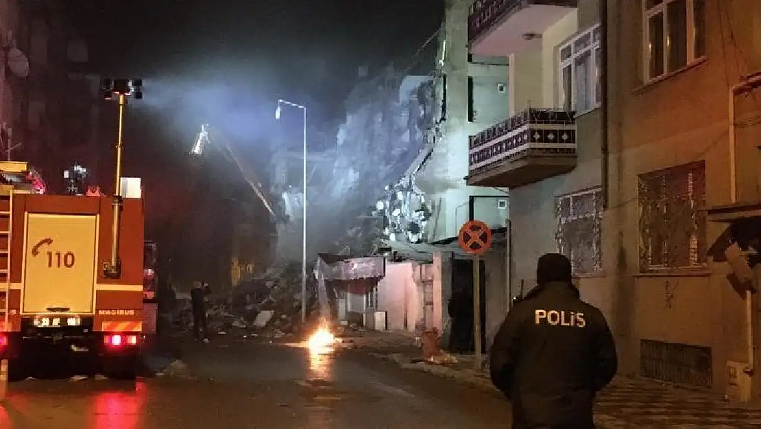 Depremde hasar gören 2 binanın daha yıkımı gerçekleştiriliyor