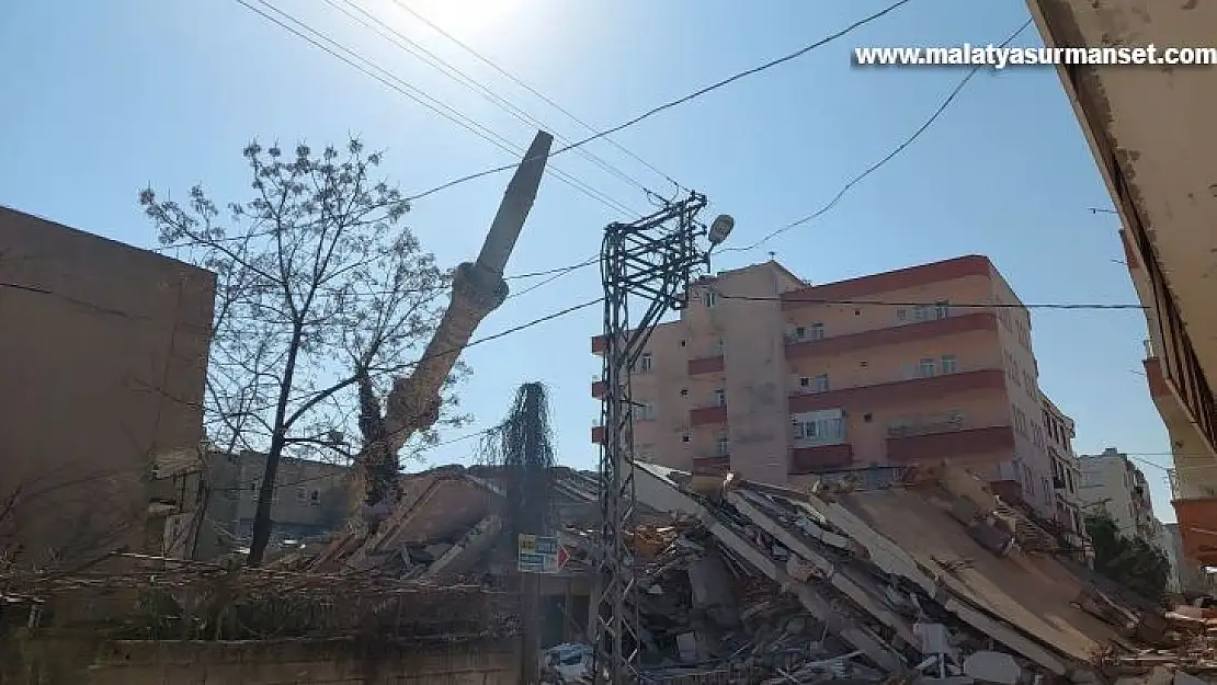 Depremde hasar gören caminin minaresi kontrollü şekilde yıkıldı