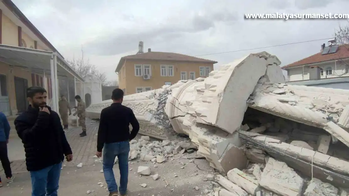 Depremde hasar gören caminin minaresi kontrollü şekilde yıkıldı