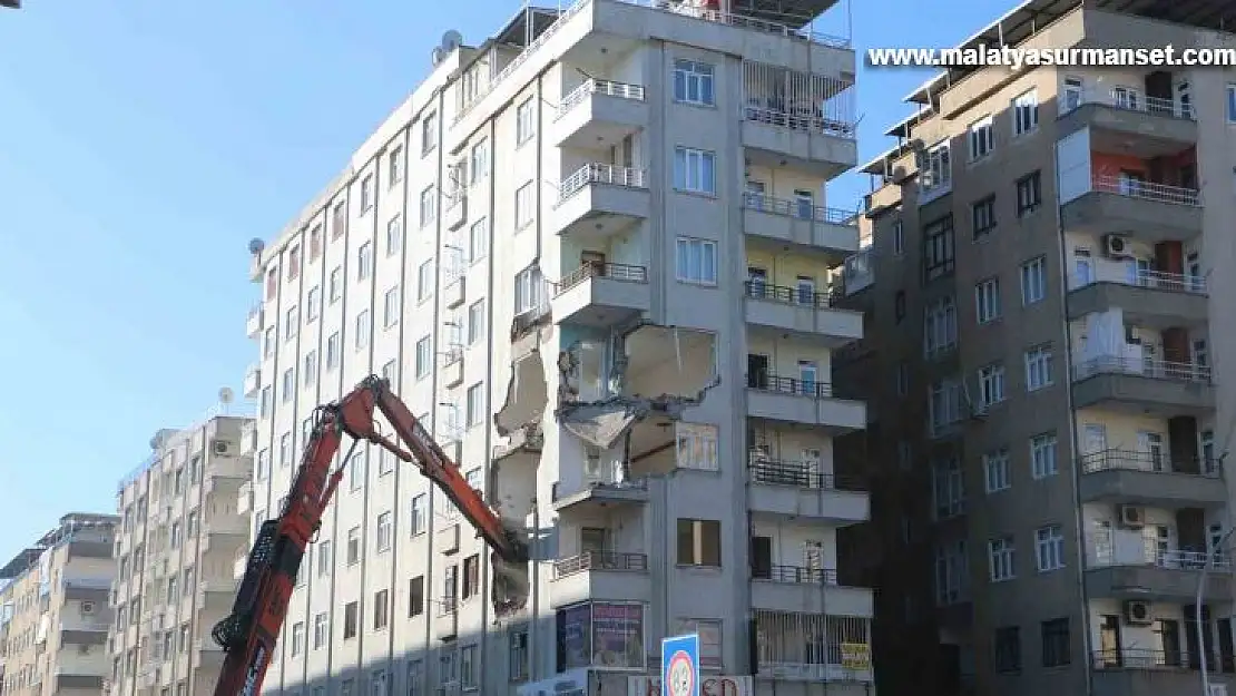 Depremde hasar gören ve çökme tehlikesi geçiren Altınkaya apartmanı yıkılıyor