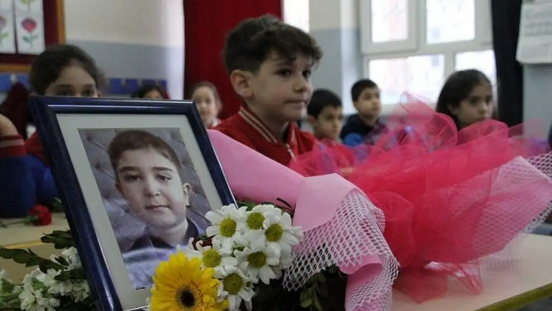 Depremde hayatını kaybeden Muhammed'in masasına çiçekler bırakıldı