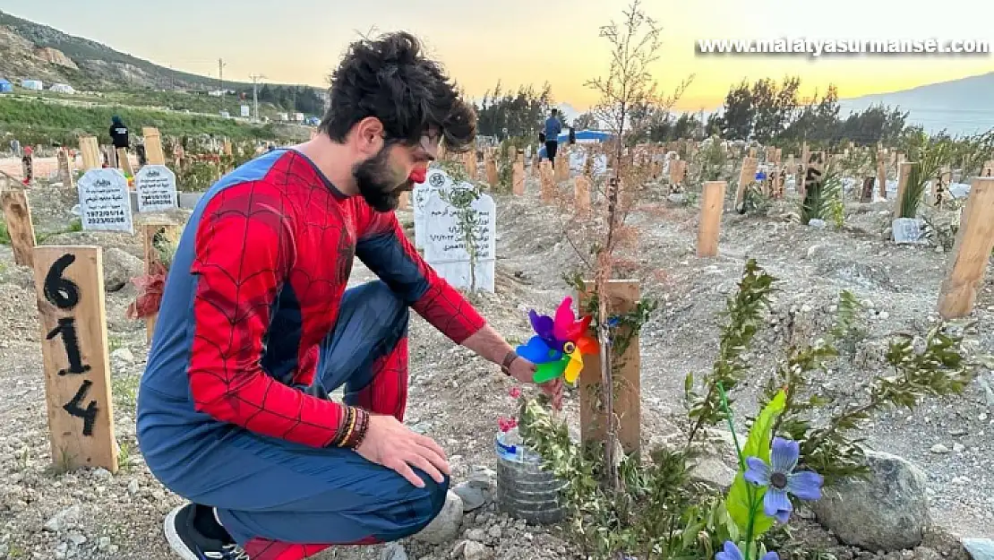 Depremde ölen çocukların mezarlarına rüzgar gülü bıraktılar