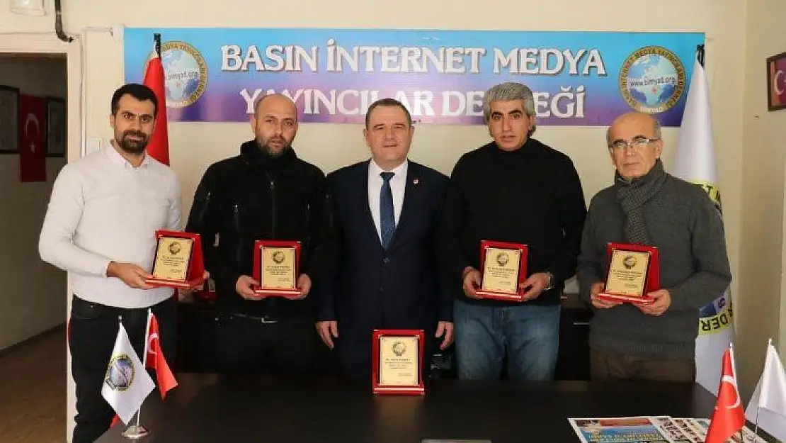 BİMYAD' dan Çalışan Gazetecilere Plaket