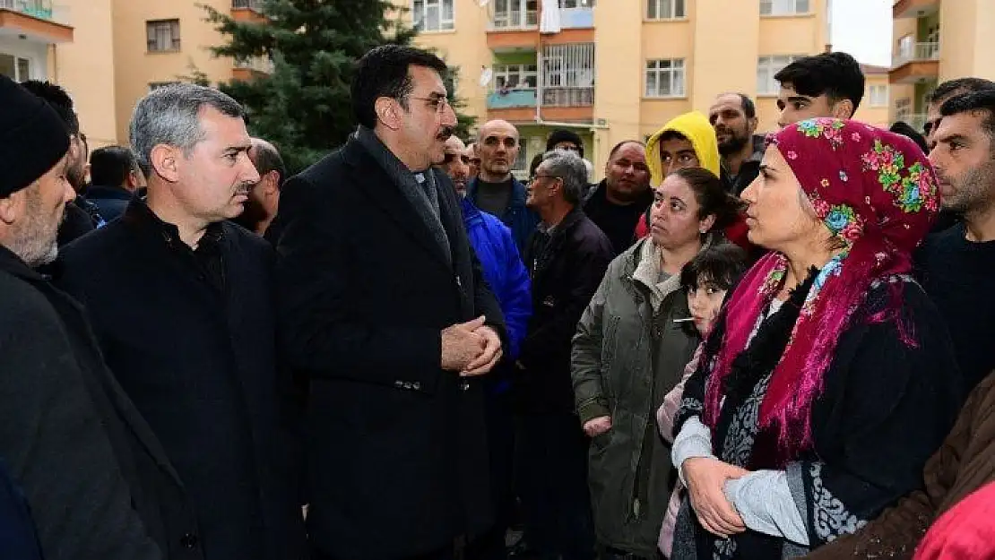 Depremde zarar gören ve mühürlenen binalarda inceleme yapıldı