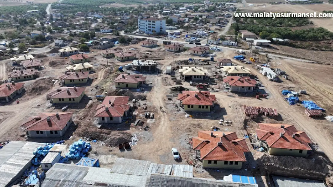 Depremden etkilenen Yeşilyurt'ta 135 köy evinin kaba inşaatı tamamlandı