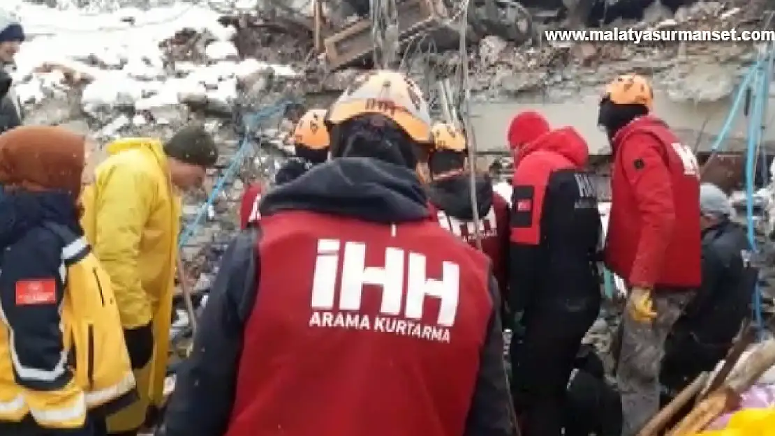 Depremden onlarca saat sonra enkazdan sağ çıkarıldı