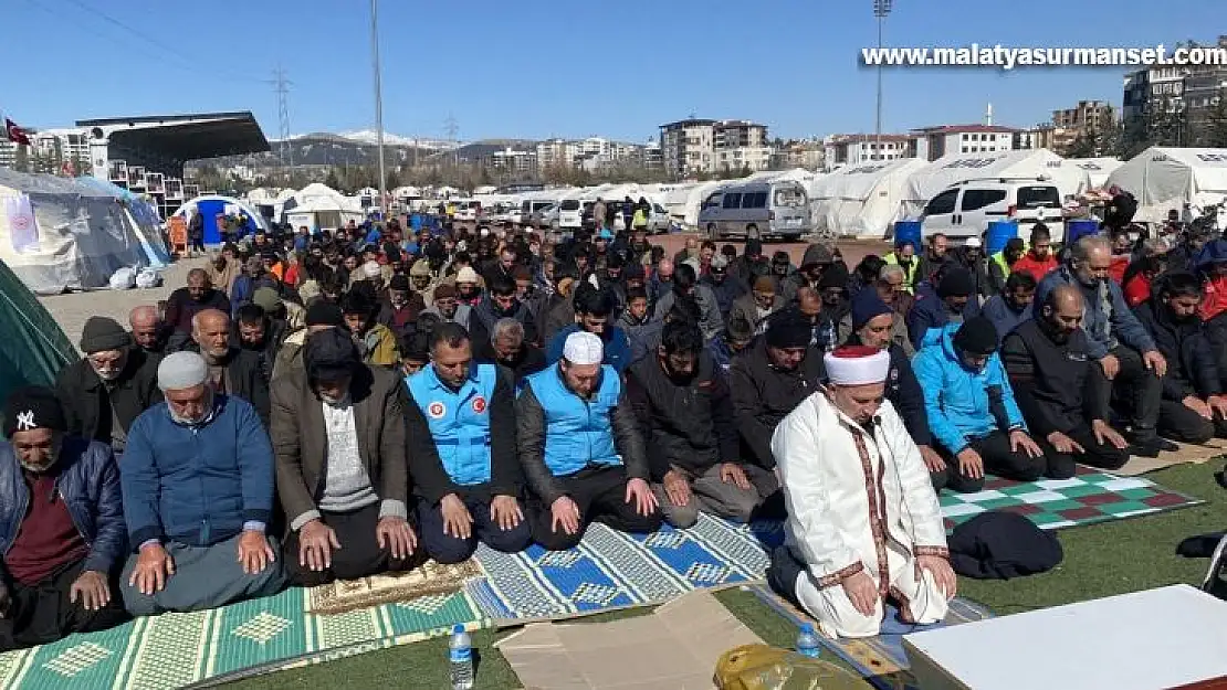 Depremden sonra ilk cuma namazı çadır kentte kılındı