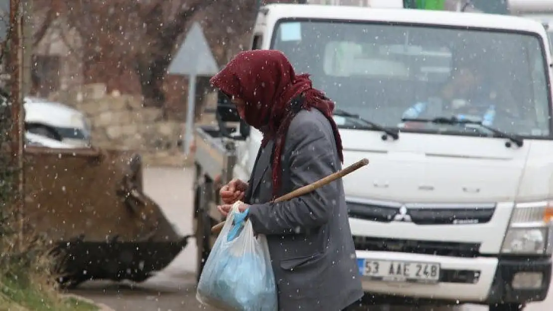 Depremin merkezinde kar yağışı başladı