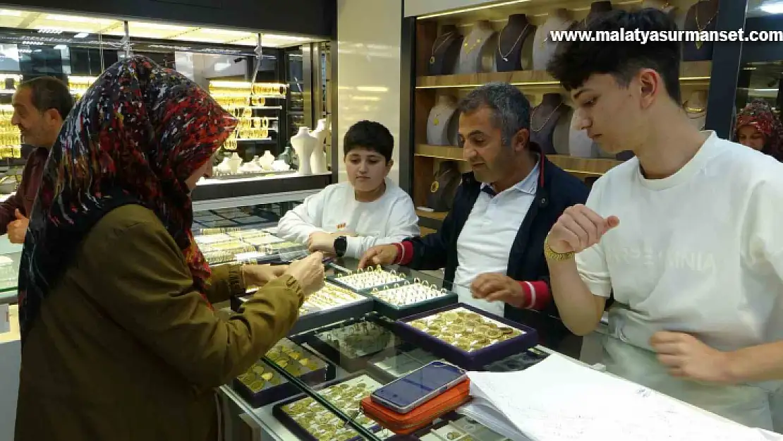 Depremin vurduğu Malatya'da tarihi Kapalı Çarşı'ya ilgi arttı