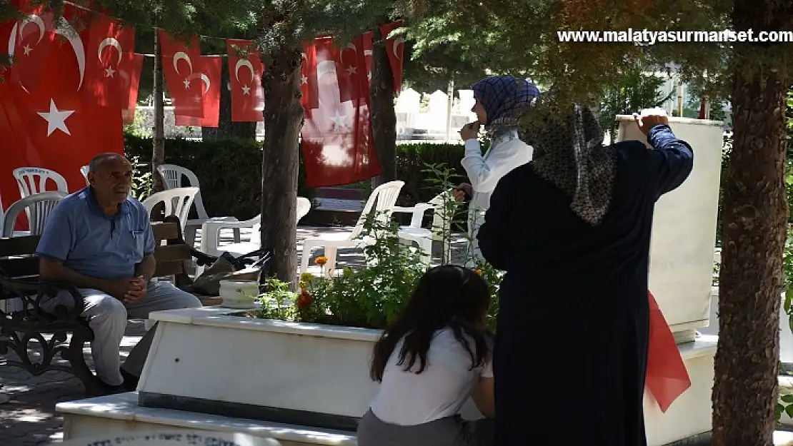 Depremin vurduğu Malatya ve Adıyaman'da şehit kabirleri ziyaret edildi