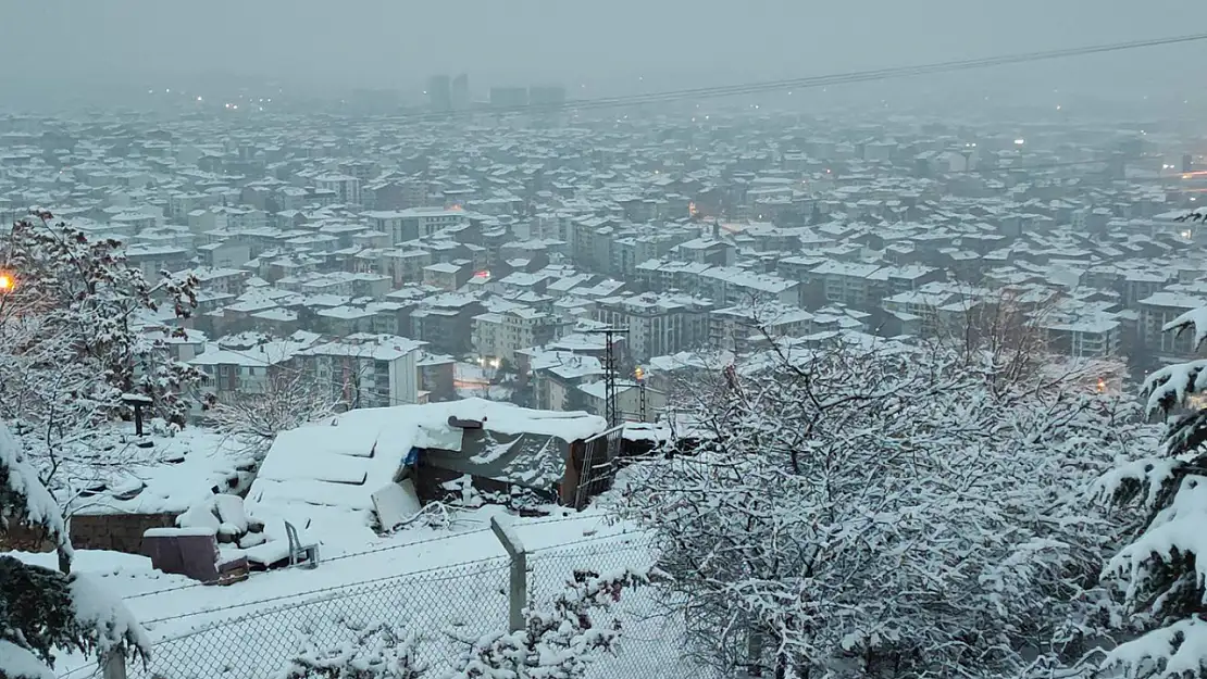 Depremin yıl dönümünde şehir beyaza büründü