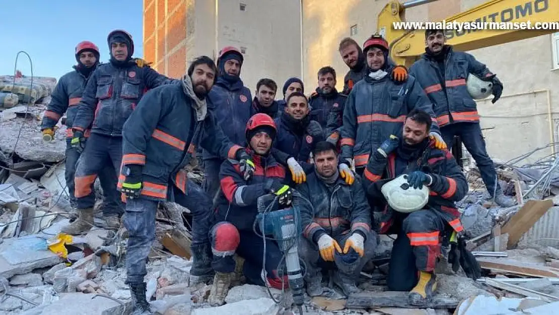 Depremzede itfaiyeciler ailelerini bırakıp yardımı koştu