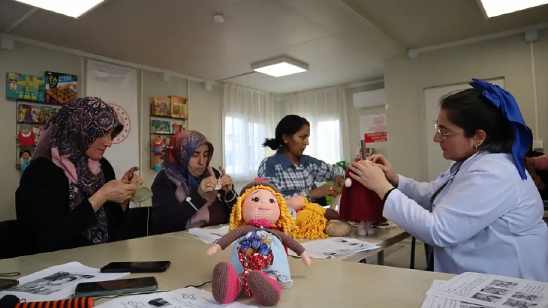 Depremzede kadınlar amigurumi bebek üreterek afetin etkisinden uzaklaşıyor