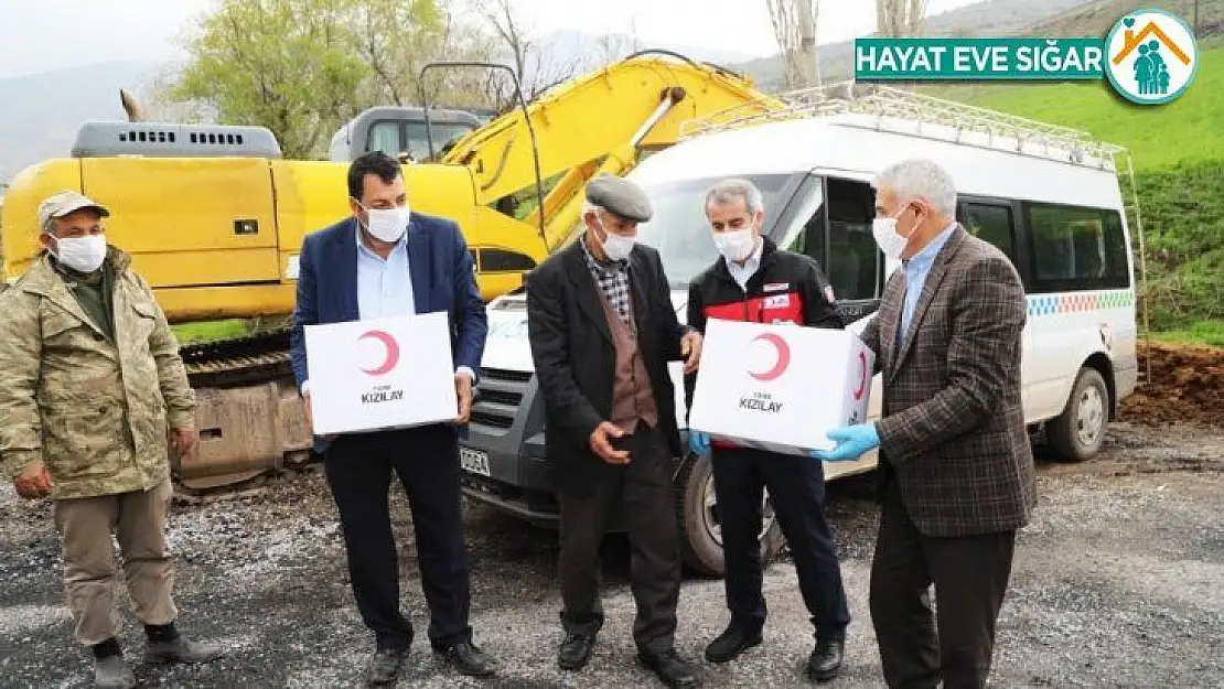 Depremzedelere temizlik malzemesi ve gıda yardımı