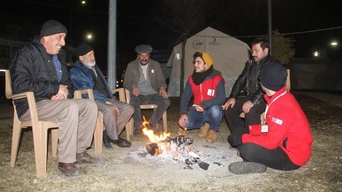 Depremzedelerin çadırlarda gece yaşantısı