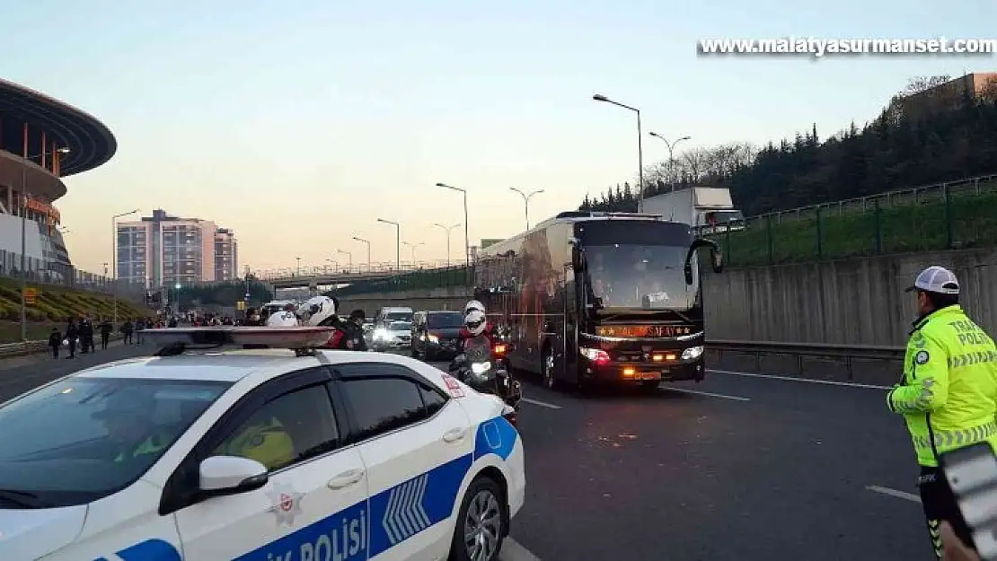 Derbi mücadelesi için takımlar stada geldi