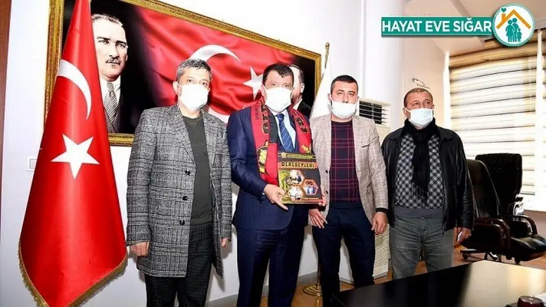 Derebeyleri Taraftarlar Derneği Taraftar Dergisinin ilk sayısını Gürkan'a sundu