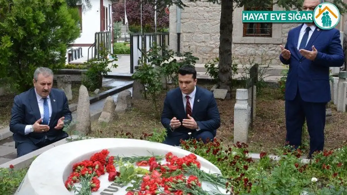 Destici, Muhsin Yazıcıoğlu'nun kabrini ziyaret etti