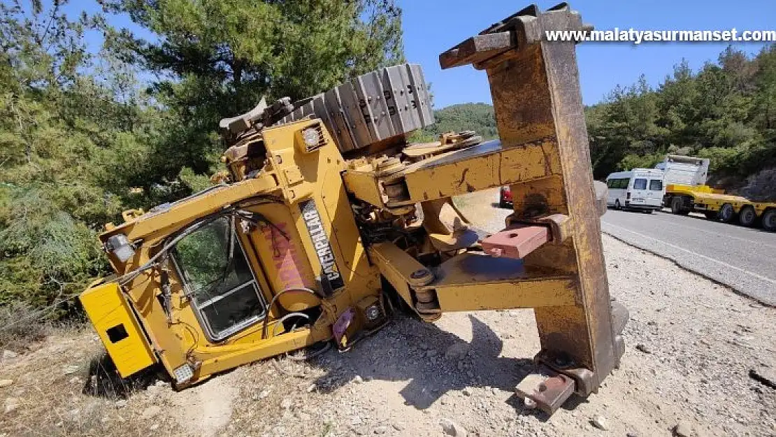 Dev dozer tırın üstünden yola savrulup, devrildi