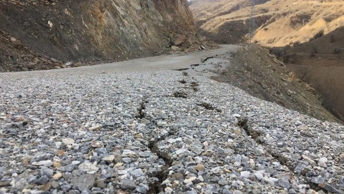 Dev kaya parçaları depremden sonra yolu kapattı