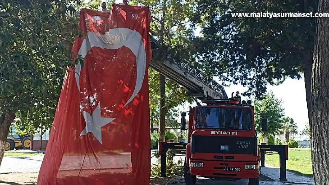 Dev Türk Bayrağı asılı kaldığı ağaçtan indirildi