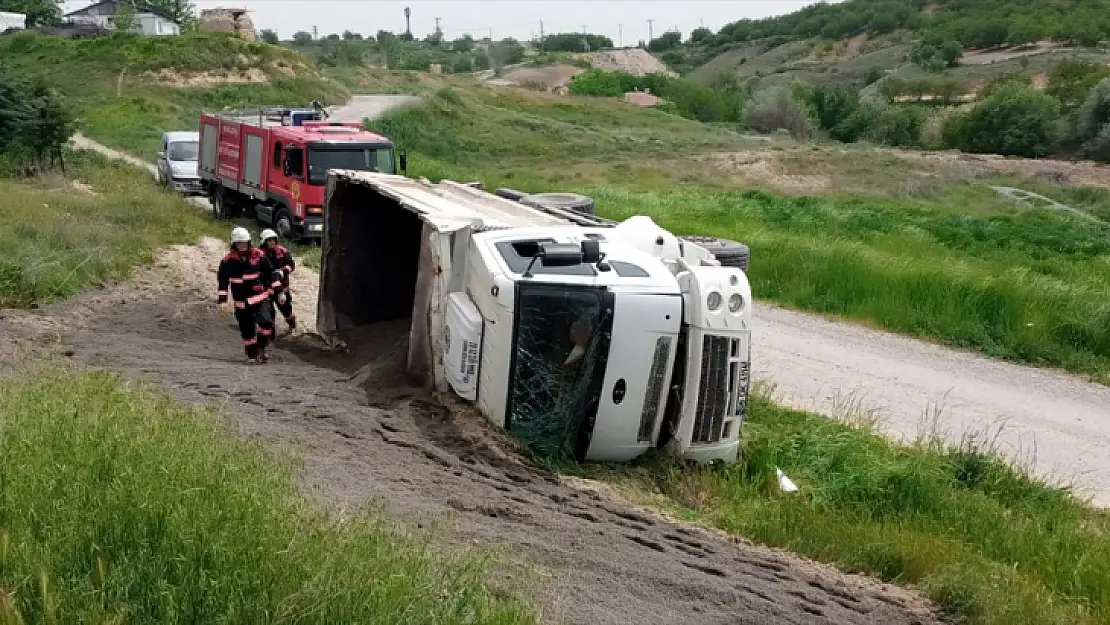 Devrilen Kamyonun Sürücüsü Yaralandı